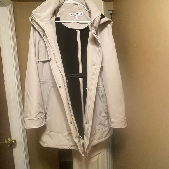 I’m selling it because it’s to big and only wore it 1 time - Picture 2 of 2